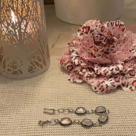 NATURAL ROSE QUARTZ GEMSTONE WITH 925 SILVER PLATED BRACELET - Picture 2 of 3